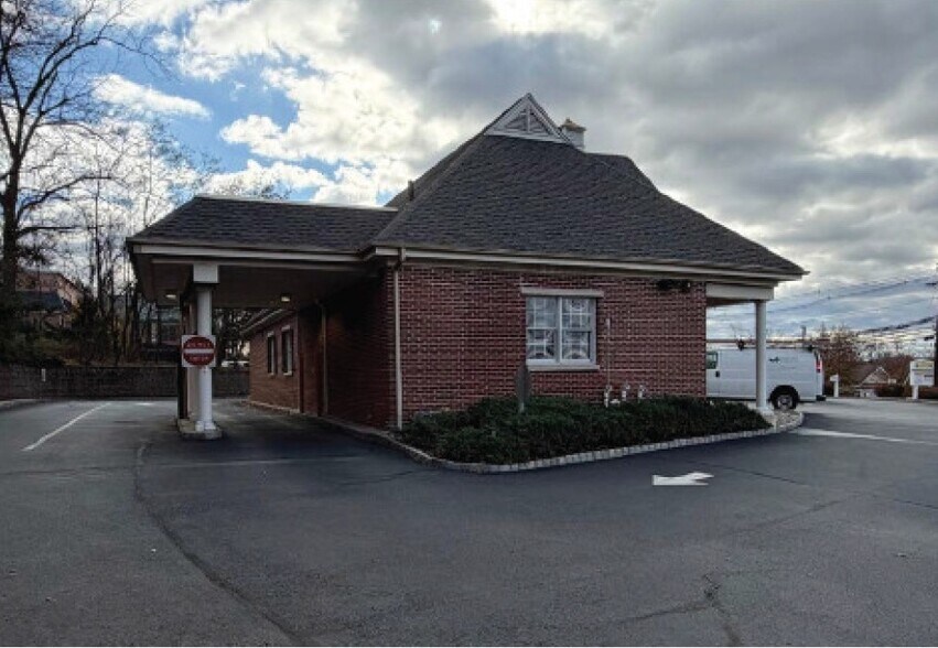 More Photos Of 1921 Washington Valley Rd, Martinsville Bank For Lease