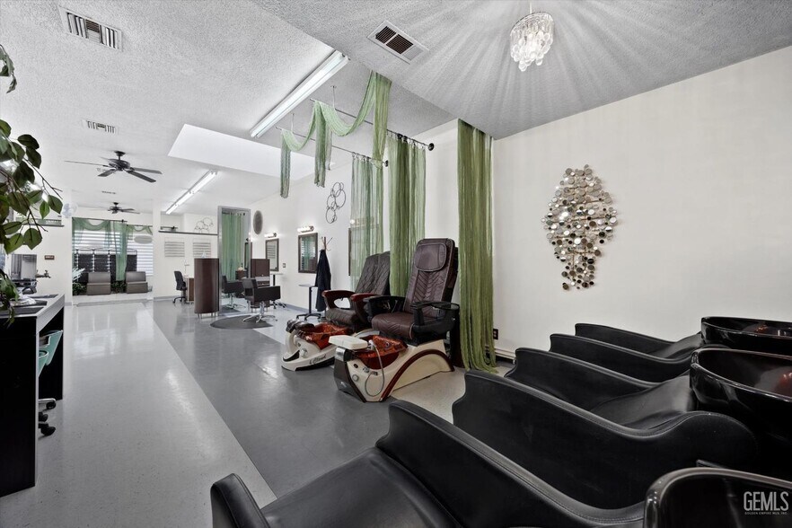 More Photos Of 1601 N Chester Ave, Bakersfield Flex For Sale