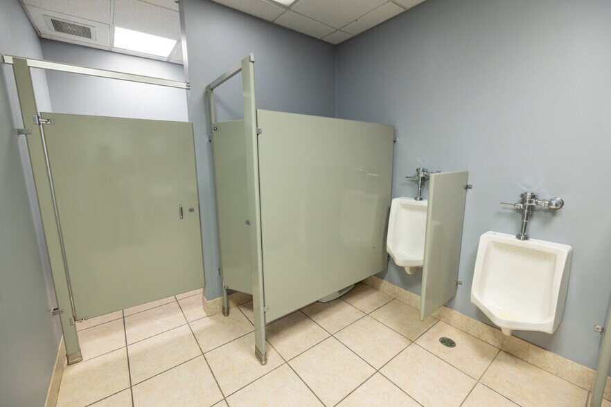 More Photos Of 1621 Se Summit St, Lee's Summit Light Distribution For Sale