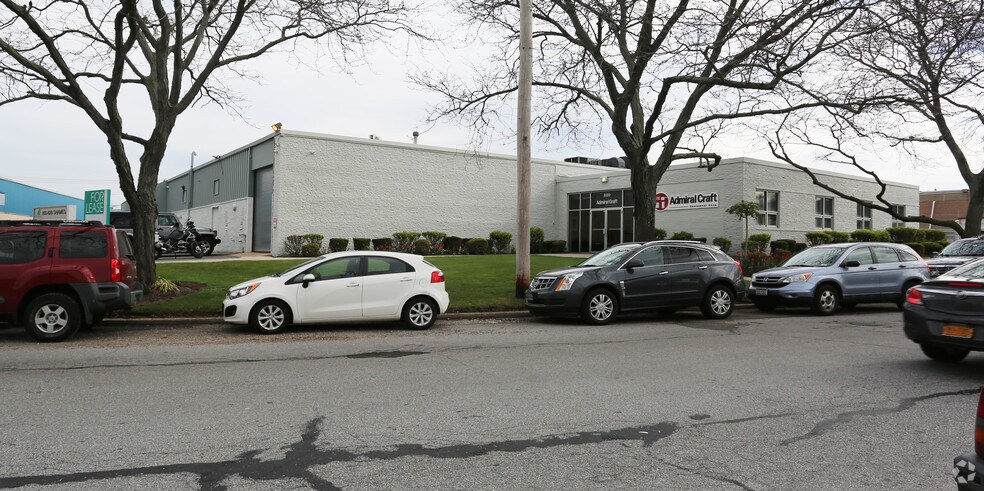 Primary Photo Of 800-820 Shames Dr, Westbury Warehouse For Lease