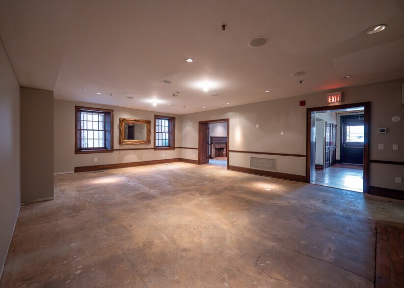 More Photos Of 649 High St, Worthington Storefront Retail Office For Sale