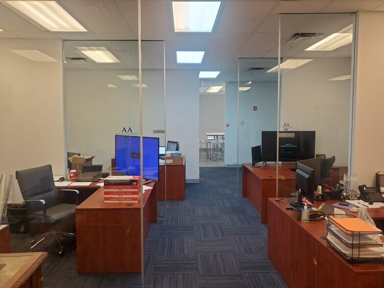 More Photos Of 6001 Powerline Rd, Fort Lauderdale Showroom For Lease