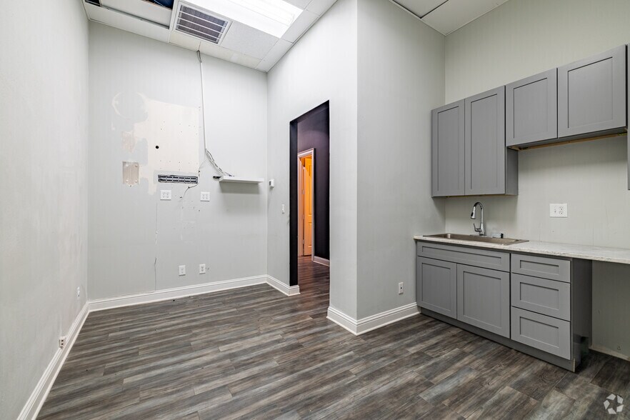 More Photos Of 1350 Manufacturing St, Dallas Light Manufacturing For Lease