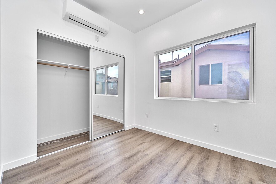 More Photos Of 550 W 47th St, Los Angeles Apartments For Sale