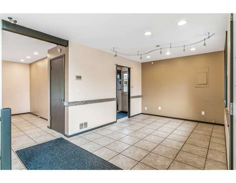 More Photos Of 712 Avenue D, Snohomish Storefront Retail Office For Sale