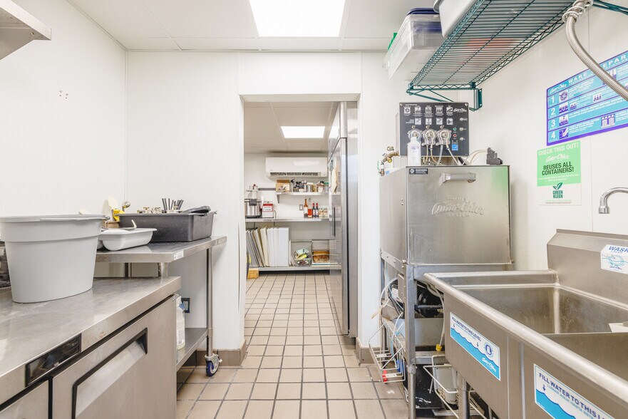 More Photos Of 9 W 43rd St, Savannah Office For Lease