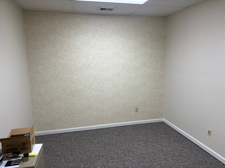 More Photos Of 10835-10845 Bluegrass Pky, Louisville Office For Sale