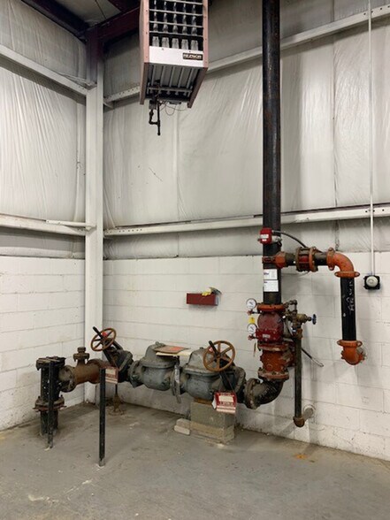 More Photos Of 6111-6117 Maxtown Rd, Westerville Warehouse For Lease