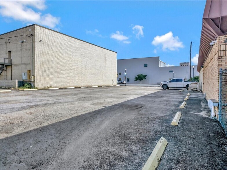 More Photos Of 202 N Angelina Ave, Lufkin Office For Sale