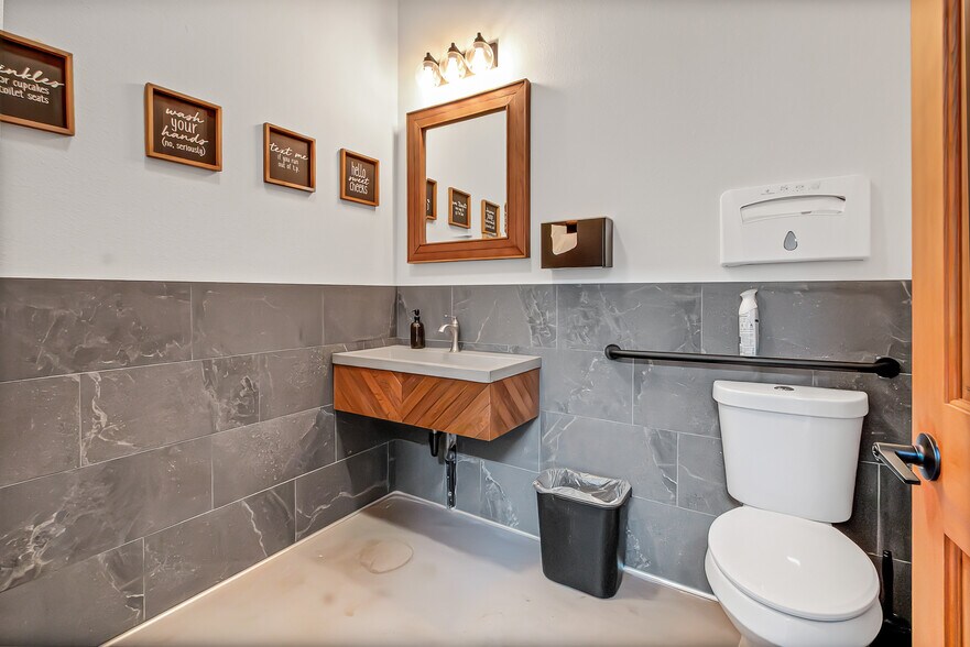 More Photos Of 11104 Gravelly Lake Dr SW, Tacoma Freestanding For Sale