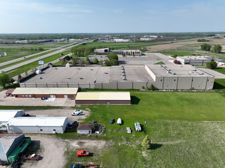 More Photos Of 3901 Abbott Dr, Willmar Freestanding For Sale