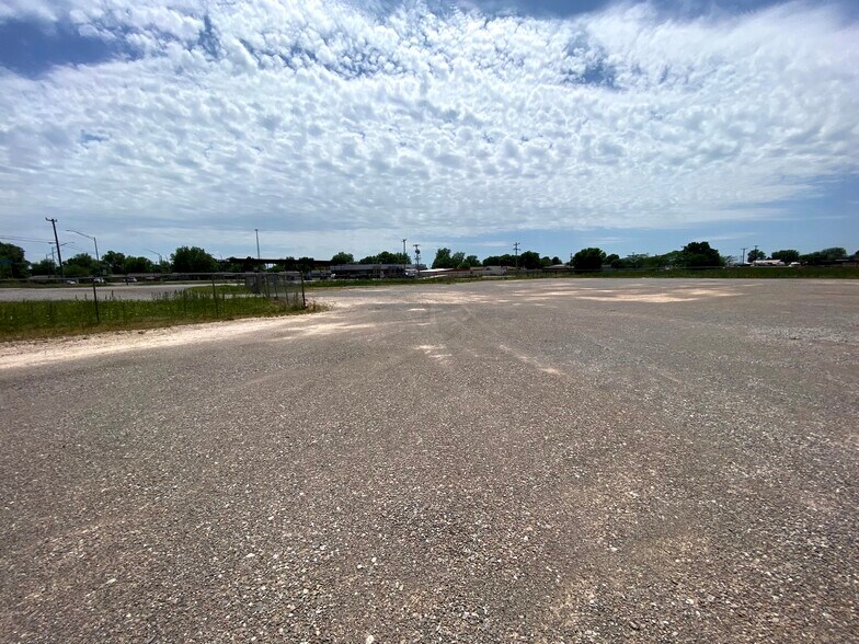 More Photos Of 1002 Commerce Dr, Lindsay Light Manufacturing For Sale