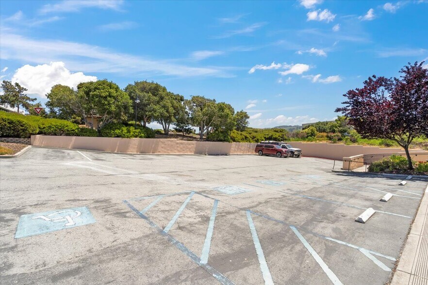 More Photos Of 10 Harris Ct, Monterey Medical For Sale