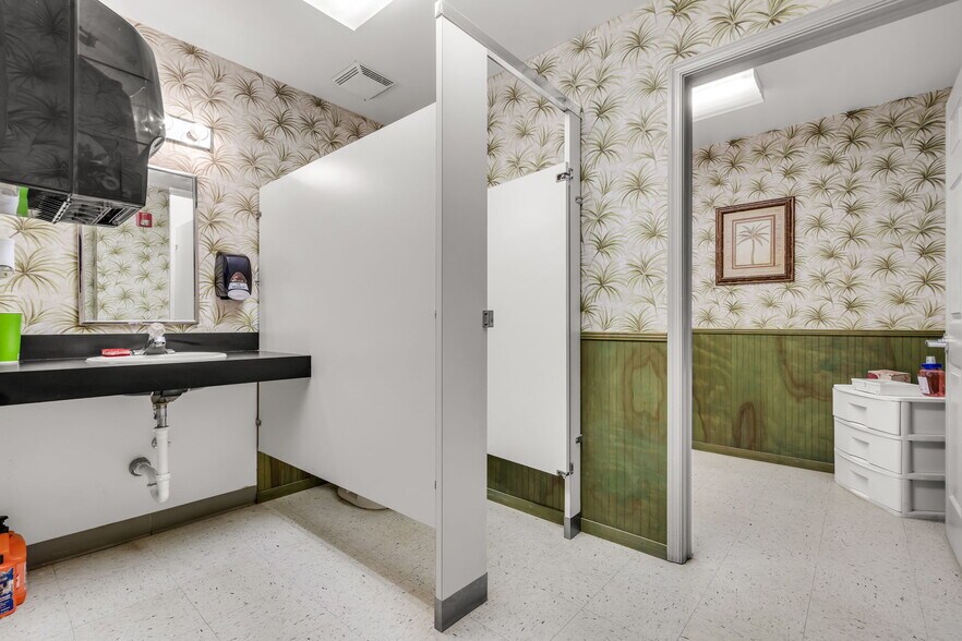 More Photos Of 3709 Interstate Park Rd S, Riviera Beach Light Manufacturing For Sale