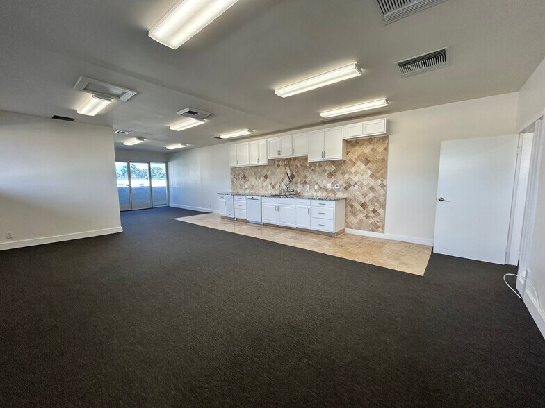 More Photos Of 560 W 1st St, Tustin Office For Lease
