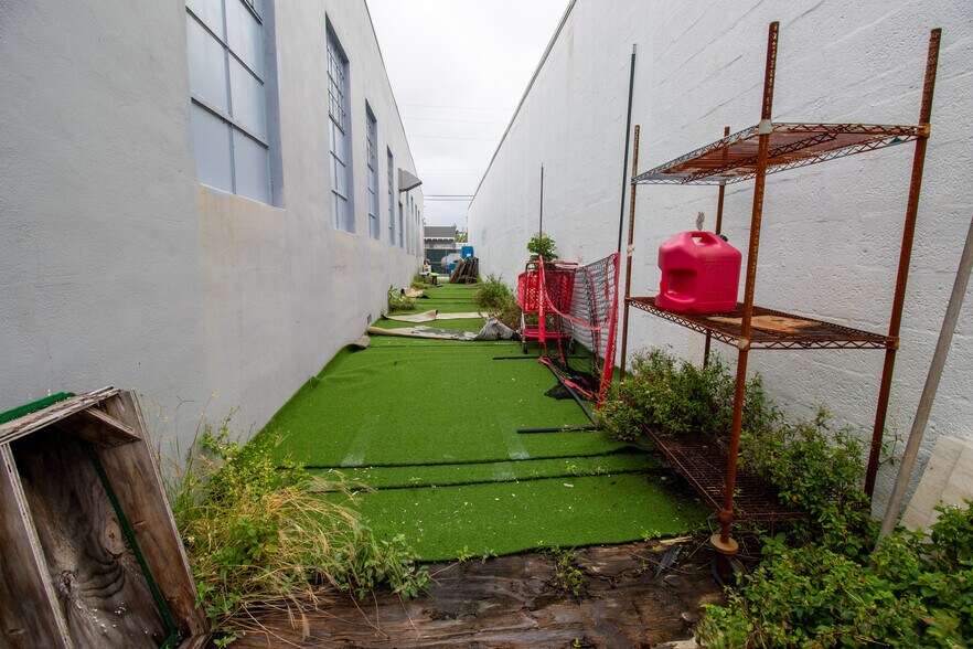 More Photos Of 3031-3035 NE 12th Ter, Oakland Park Warehouse For Sale