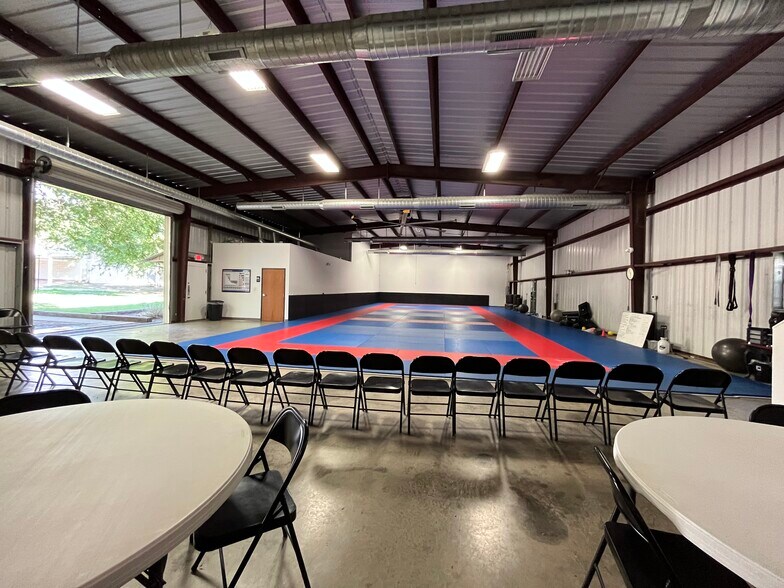 More Photos Of 5108 Wilson Rd, Fort Worth Flex For Lease