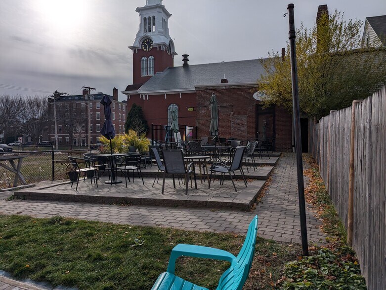 More Photos Of 92 Pleasant St, Newburyport Freestanding For Sale