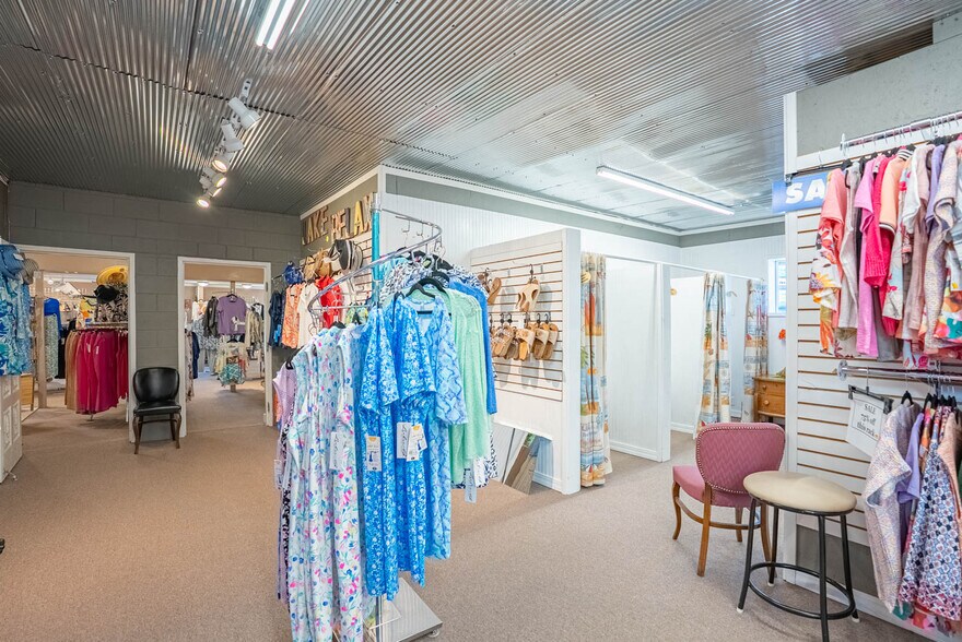 More Photos Of 8 Sunset Hills Ct, Sunrise Beach Storefront For Sale