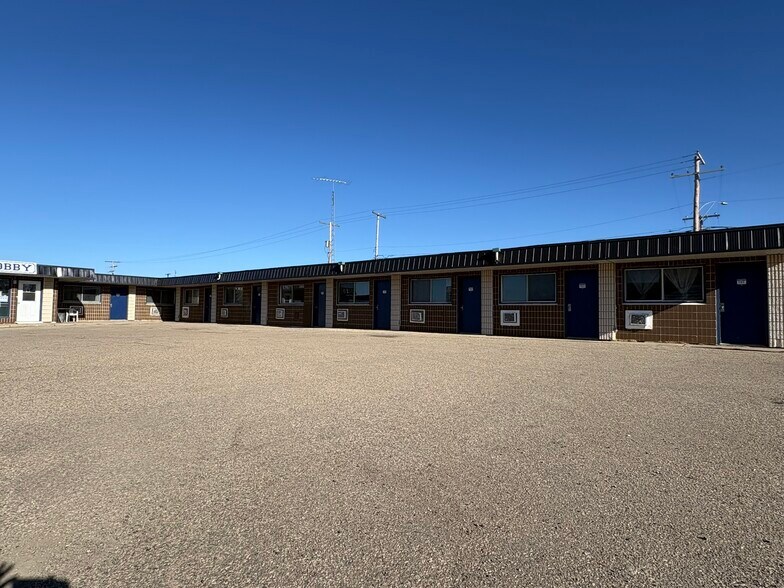 More Photos Of 101 Centre St, Assiniboia Hotel For Sale
