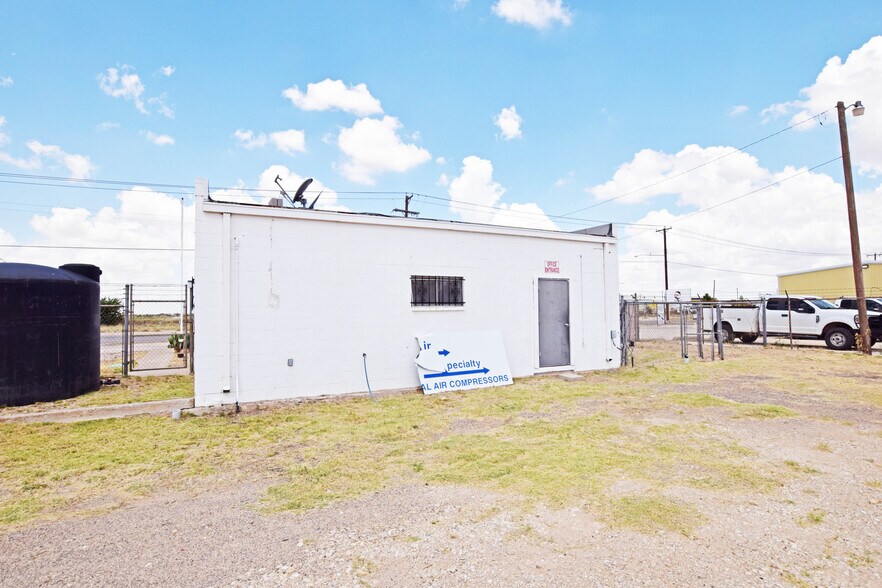 More Photos Of 1003 S County Rd W, Odessa Office For Lease