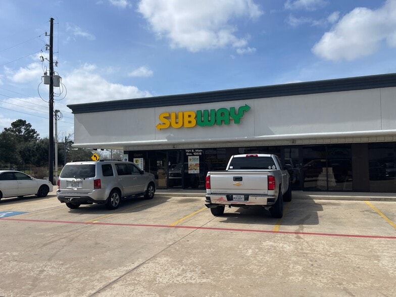 More Photos Of 701 E Main St, Tomball Storefront For Lease