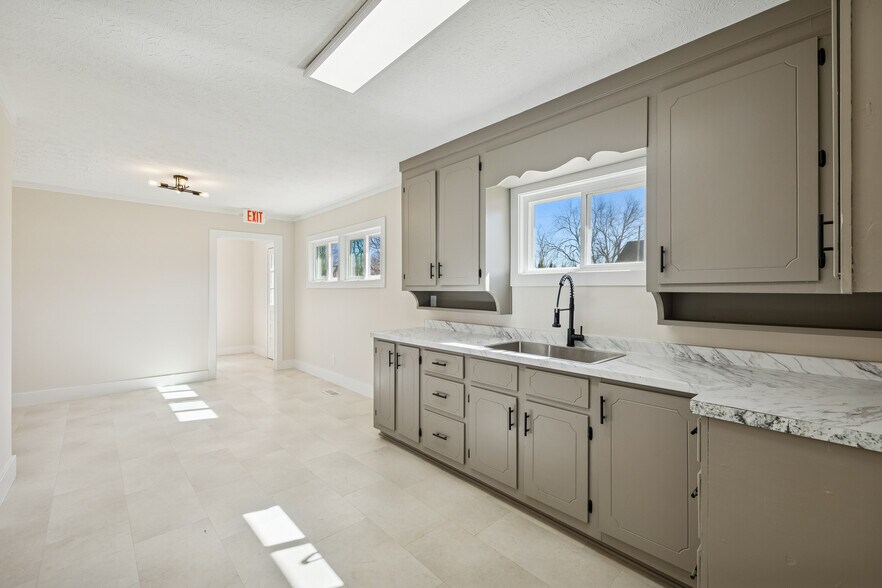 More Photos Of 319 Highway 76, White House Office For Lease