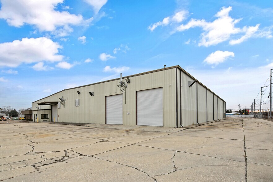 More Photos Of 131 Pepsi Ln, Fayetteville Distribution For Lease