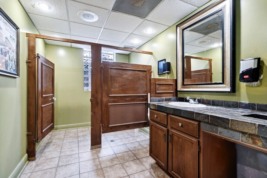 More Photos Of 2901-2917 Magazine St, New Orleans Storefront Retail Office For Lease
