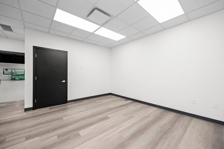 More Photos Of 9941 York Theta Dr, North Royalton Service For Lease