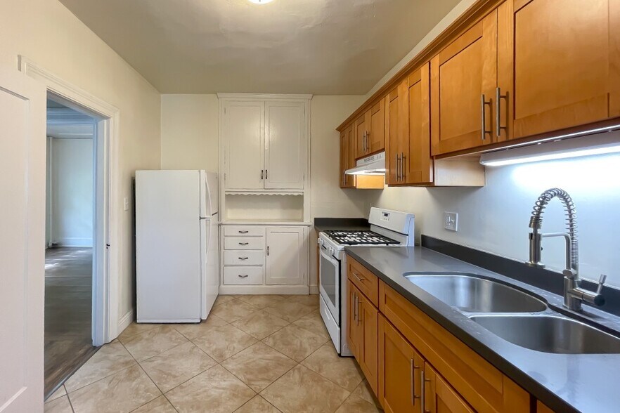More Photos Of 1000 E 33rd St, Oakland Apartments For Sale