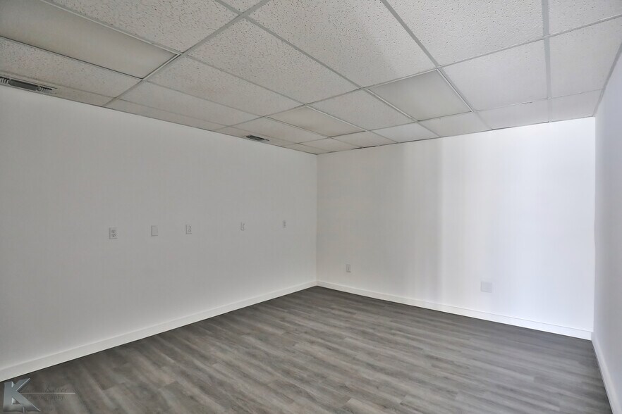 More Photos Of 411 E South 11th St, Abilene Warehouse For Lease