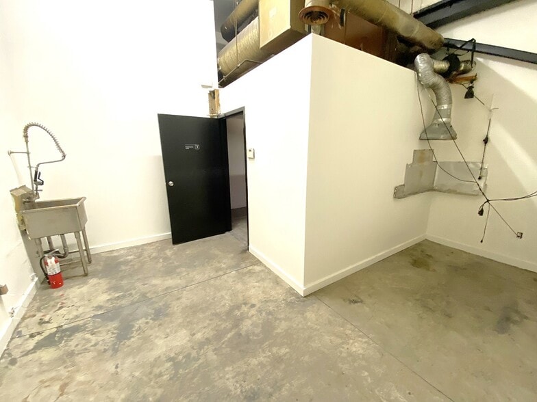 More Photos Of 116-120 E 5th St, Los Angeles Apartments For Lease