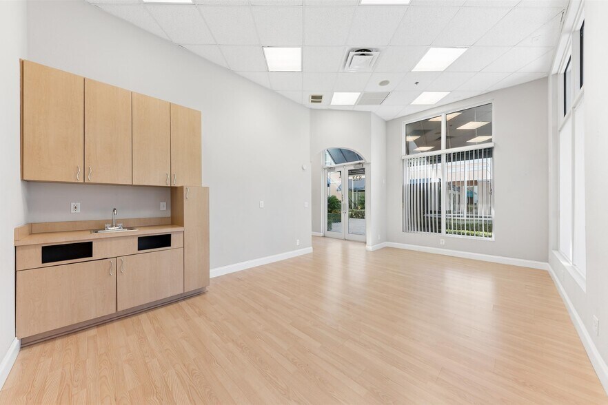 More Photos Of 826 N Dixie Hwy, Lantana Apartments For Sale
