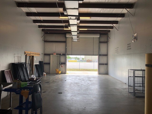 More Photos Of 48 Commerce Ln, Freeport Warehouse For Lease