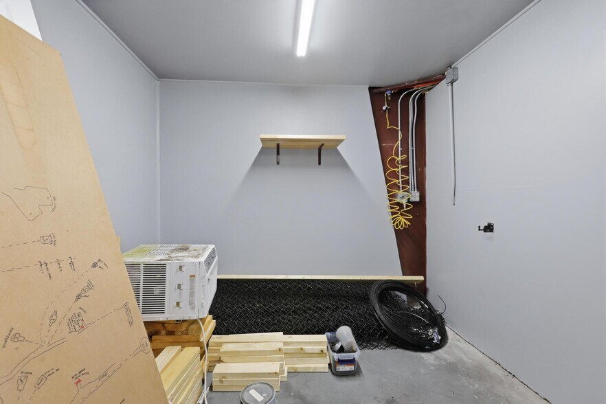 More Photos Of 623 Pleasant St, Lake Helen Flex For Lease