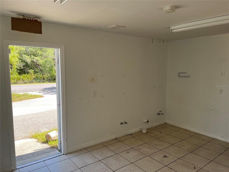 More Photos Of 18132 Commercial Way, Weeki Wachee Fast Food For Sale