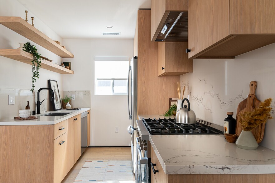 More Photos Of 2016-2022 N Vista del Mar Ave, Los Angeles Apartments For Sale
