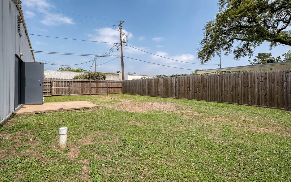 More Photos Of 1118 Smith St, Waller Showroom For Sale