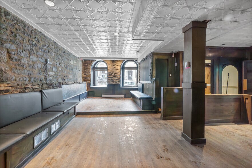 More Photos Of 2070 St Saint-Denis, Montréal General Retail For Lease