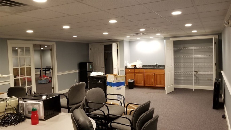 More Photos Of 5 Buttrick Rd, Londonderry Office For Lease