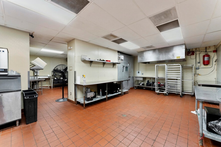 More Photos Of 7373 Comfort Inn Dr, Warrenton General Retail For Sale