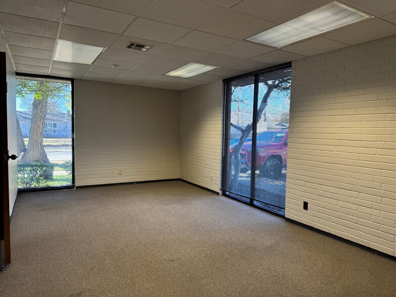 More Photos Of 1703 E Skelly Dr, Tulsa Office For Lease
