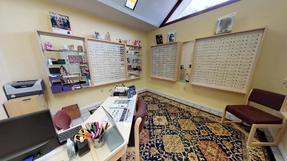 More Photos Of 4320 5th Ave, Marianna Medical For Lease
