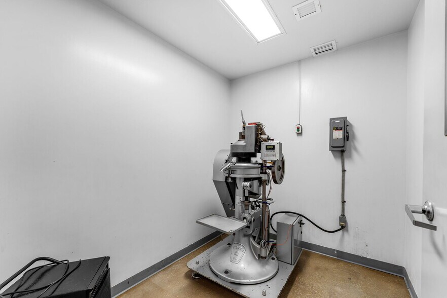 More Photos Of 7155-7159 NW 77th Ter, Miami Warehouse For Sale