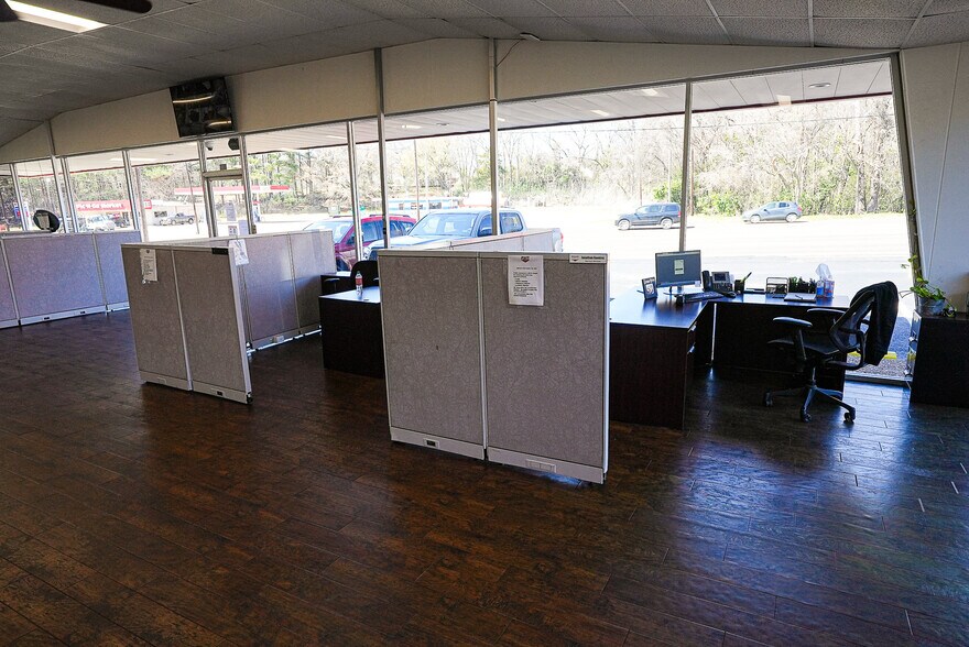More Photos Of 910 W Palestine Ave, Palestine Auto Dealership For Sale