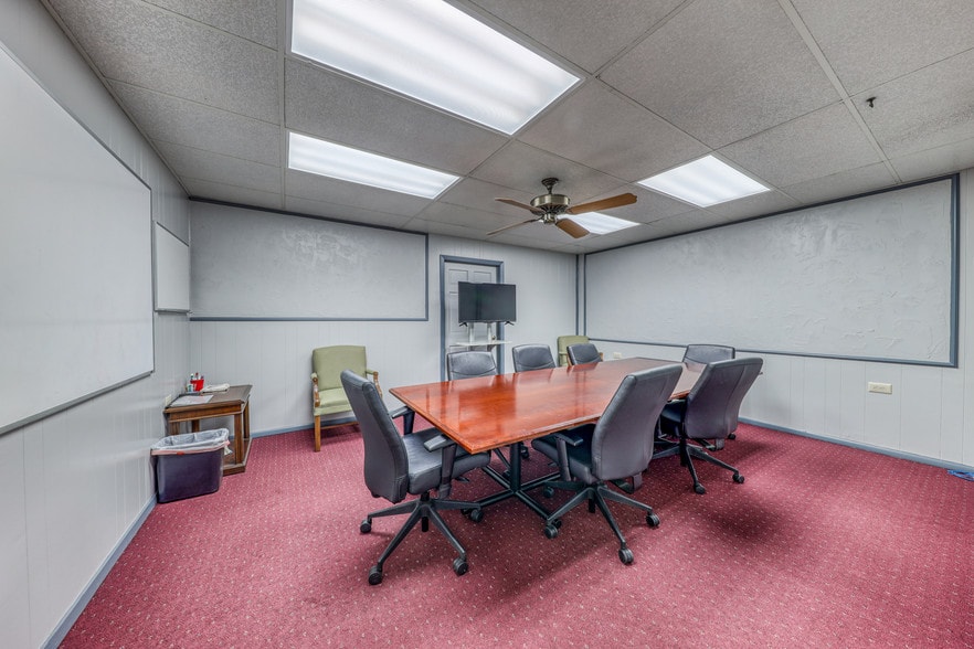 More Photos Of 119 N Main St, Weatherford Office For Lease