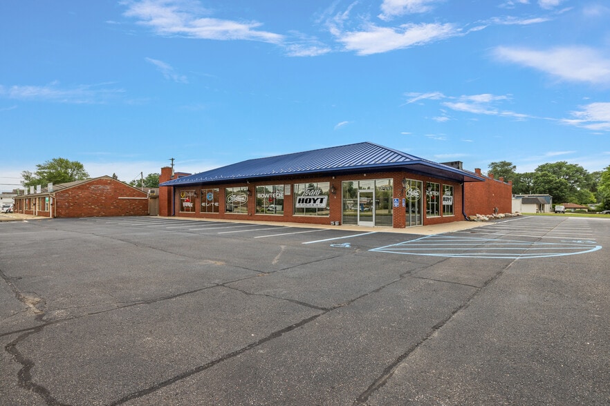 Primary Photo Of 47979 Van Dyke, Shelby Township Freestanding For Sale