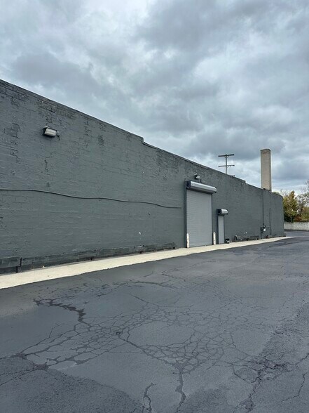 More Photos Of 398 Auburn Rd, Pontiac Warehouse For Lease
