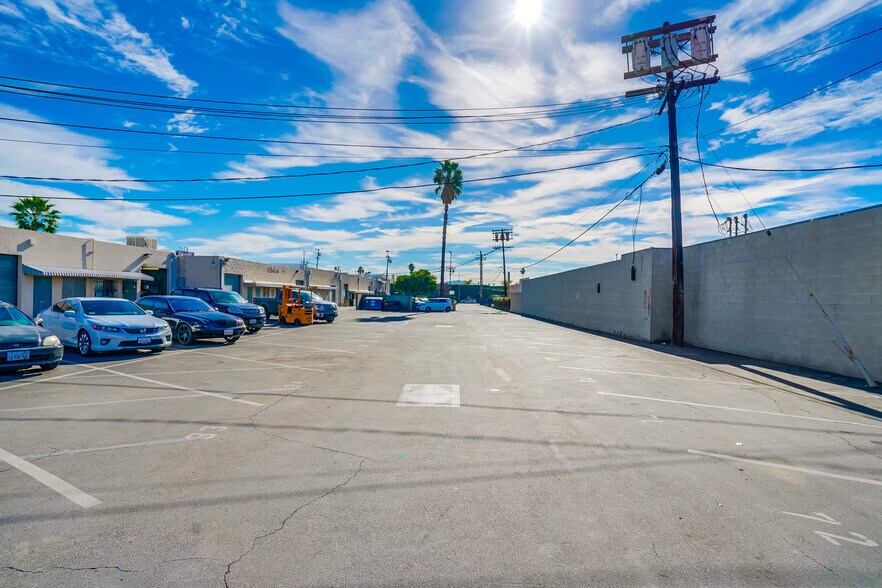 More Photos Of 10835-10845 Vanowen St, North Hollywood Warehouse For Lease
